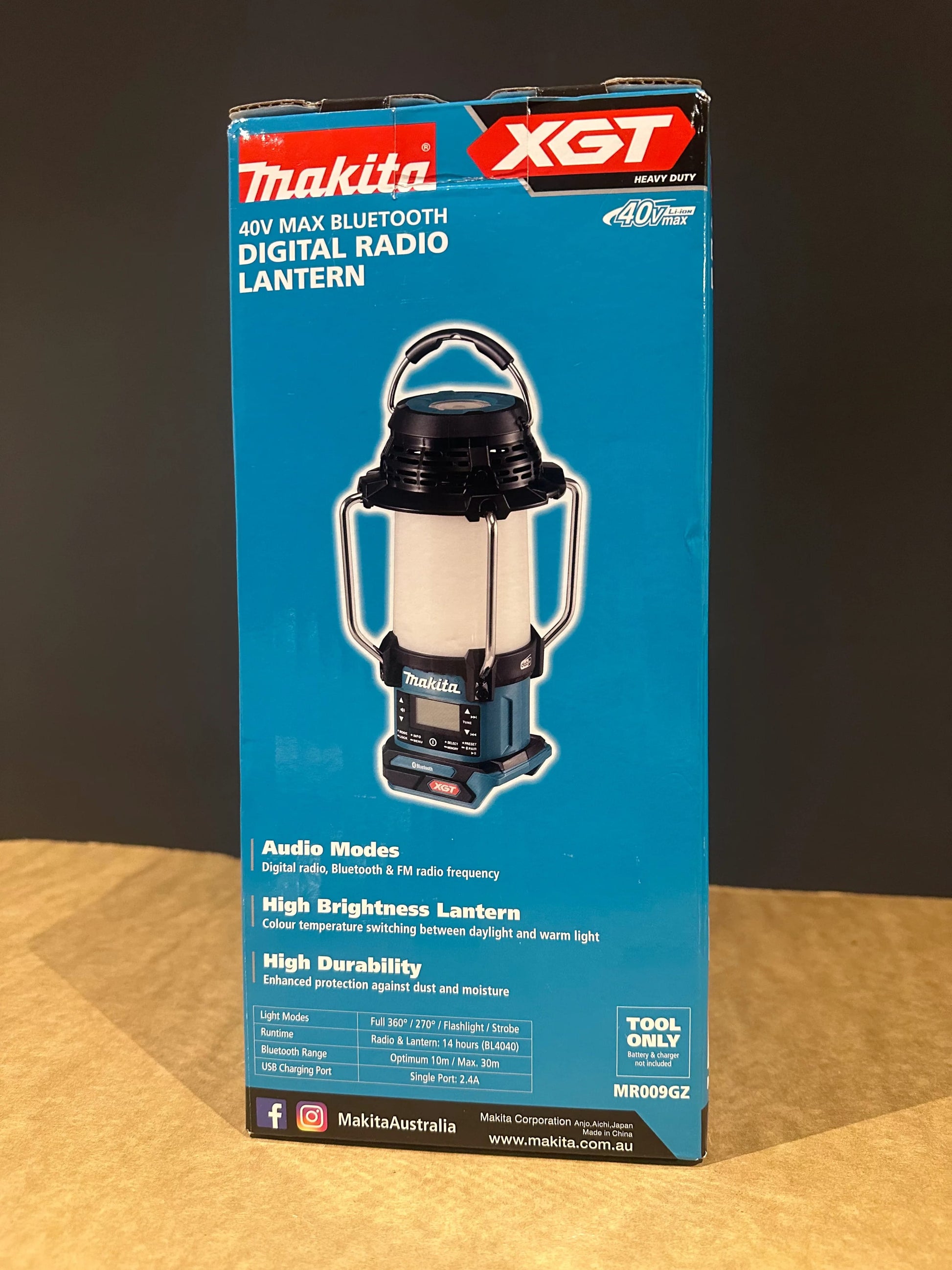 Makita 40V XGT LED Lantern Digital FM Radio Bluetooth USB MR009GZ