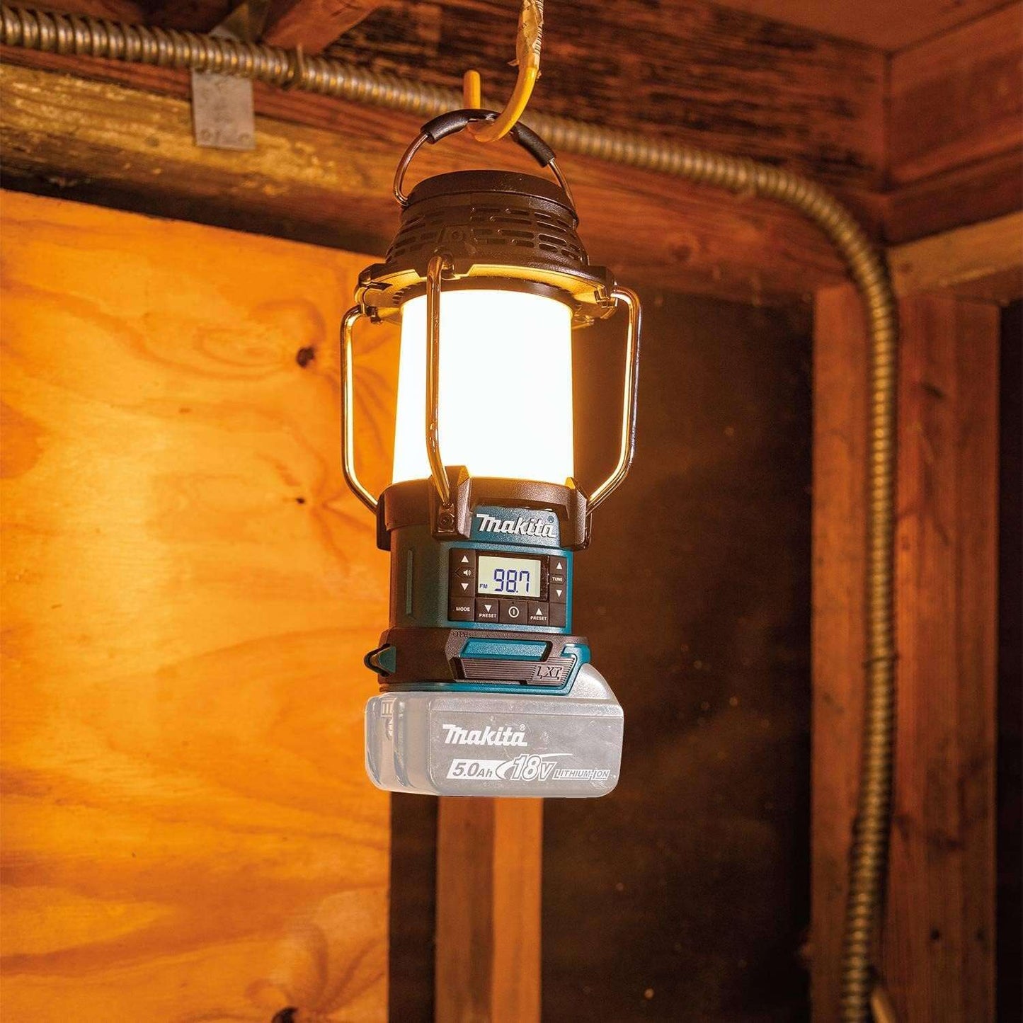 Makita DMR055 18V LXT AM FM Radio LED Lantern Skin Only AK TOOLS
