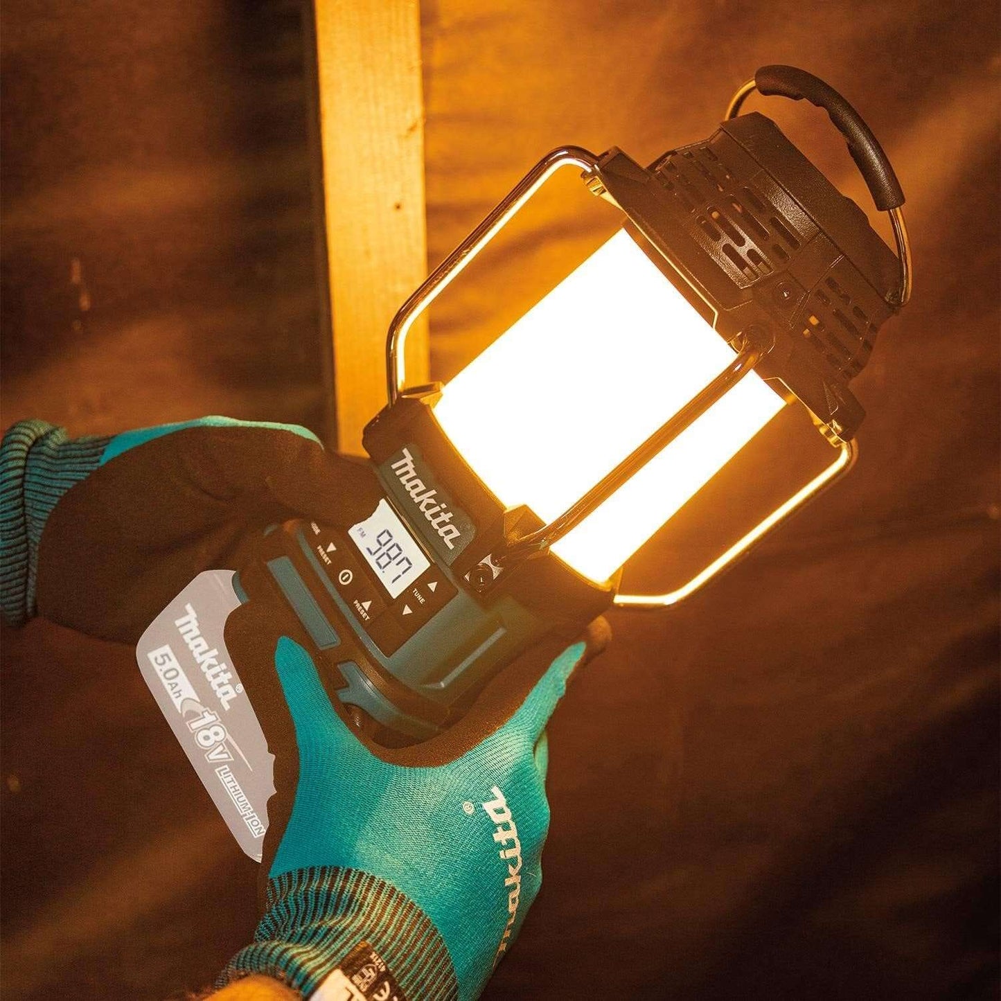 Makita DMR055 18V LXT AM FM Radio LED Lantern Skin Only AK TOOLS